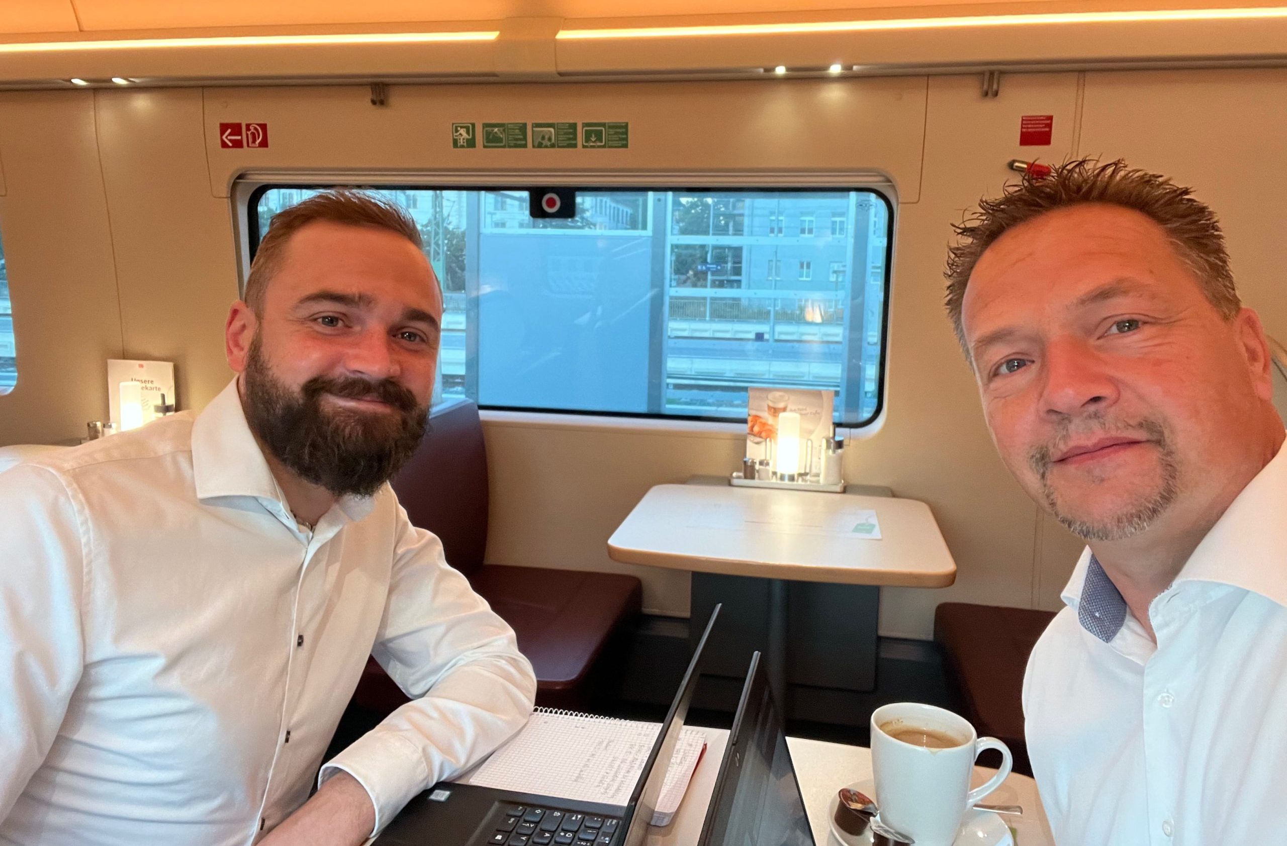 Piet Becker und Peter Fischer im Zug Richtung Berlin
